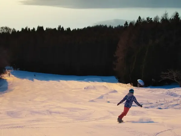 夜発日帰り/東京・横浜・お台場発 白馬さのさかスキー場 滞在約8時間|初心者におすすめ!森と湖に囲まれたロケーションと上質の粉雪が魅力のスキー場!1